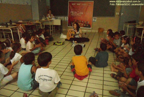 (FEJACAN nas Escolas - SESC Jacarezinho/PR. Escola Maria Tereza Andrade Quevedo &ndash; Rede Municipal - Nov/2011). OFICINA &ldquo;MUSICALIZA&Ccedil;&Atilde;O INFANTIL - Quem n&atilde;o viu&rdquo; - Mirian&ecirc;s Zabot. Alunos da Pr&eacute; e primeira s&eacute;rie I. 