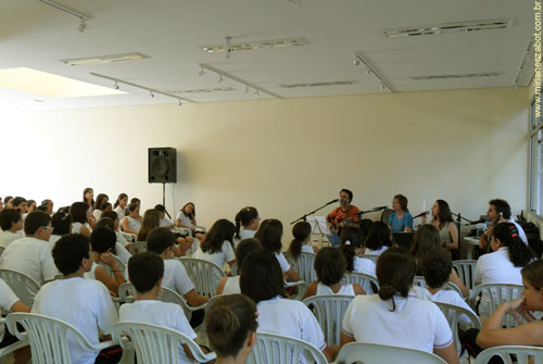 (SESI M&uacute;sica &ndash; Arte-Educa&ccedil;&atilde;o 2011. Escola do SESI Ara&ccedil;atuba/SP - Abr/2011). I Oficina Alma Sertaneja e a M&uacute;sica Caipira - Do Passado ao Presente (Mirian&ecirc;s Zabot cantora convidada do Grupo Flores Sertanejas - V&acirc;nia Borges, Ademar Farinha e Thomas Howard). Alunos do Ensino M&eacute;dio. Produ&ccedil;&atilde;o: Din&acirc;mica Eventos e Produ&ccedil;&otilde;es.