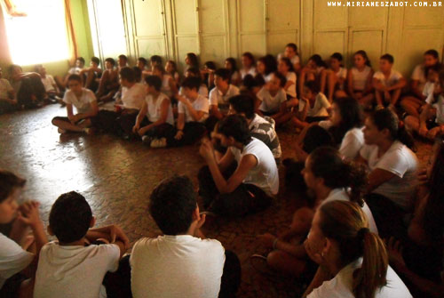 (SESI M&uacute;sica &ndash; Arte-Educa&ccedil;&atilde;o 2012. Centro Educacional SESI n&ordm; 25 &ndash; Andradina - 18/10/12). OFICINA &ldquo;MUSICALIZA&Ccedil;&Atilde;O INFANTIL - Quem n&atilde;o viu&rdquo; - Mirian&ecirc;s Zabot. Alunos de 12 e 13 anos - 64 alunos. Produ&ccedil;&atilde;o: Din&acirc;mica Eventos e Produ&ccedil;&otilde;es.