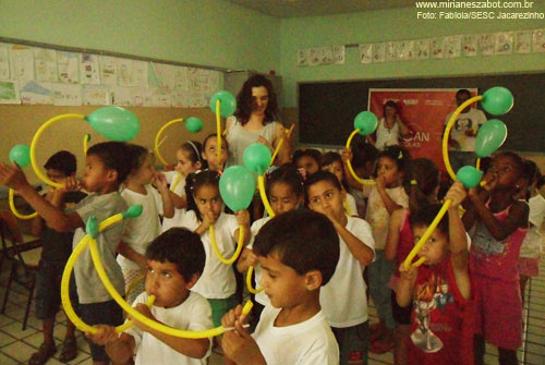 (FEJACAN nas Escolas - SESC Jacarezinho/PR. Escola Maria Tereza Andrade Quevedo &ndash; Rede Municipal - Nov/2011). OFICINA &ldquo;MUSICALIZA&Ccedil;&Atilde;O INFANTIL - Quem n&atilde;o viu&rdquo; - Mirian&ecirc;s Zabot. Alunos da Pr&eacute; e primeira s&eacute;rie I. 