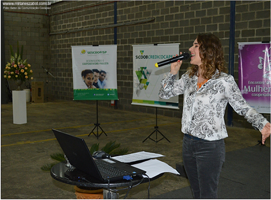  (8&ordm; Encontro de Mulheres Cooperativistas - Cocapec, Sicoob Credicocapec e Sescoop - Na sede da Cocapec Franca/SP - 11/04/15).  Mirian&ecirc;s Zabot ministra Oficina Canto M&uacute;sica Brasileira. Para 200 participantes. Hair Stylists: Mauro de Oliveira &ndash; Retr&ocirc; Hair. Foto: Setor de Comunica&ccedil;&atilde;o Cocapec. 