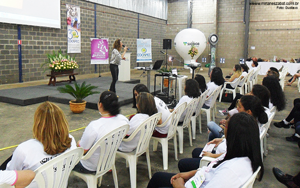  (8&ordm; Encontro de Mulheres Cooperativistas - Cocapec, Sicoob Credicocapec e Sescoop - Na sede da Cocapec Franca/SP - 11/04/15).  Mirian&ecirc;s Zabot ministra Oficina Canto M&uacute;sica Brasileira. Para 200 participantes. Hair Stylists: Mauro de Oliveira &ndash; Retr&ocirc; Hair. Foto: Gustavo.