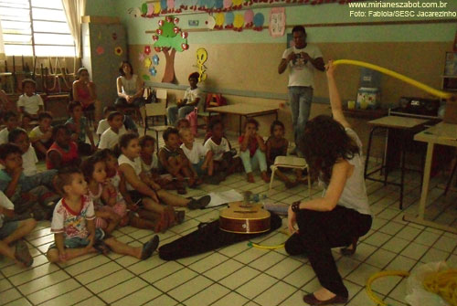 (FEJACAN nas Escolas - SESC Jacarezinho/PR. Escola Maria Tereza Andrade Quevedo &ndash; Rede Municipal - Nov/2011). OFICINA &ldquo;MUSICALIZA&Ccedil;&Atilde;O INFANTIL - Quem n&atilde;o viu&rdquo; - Mirian&ecirc;s Zabot. Alunos da Pr&eacute; e primeira s&eacute;rie II. 