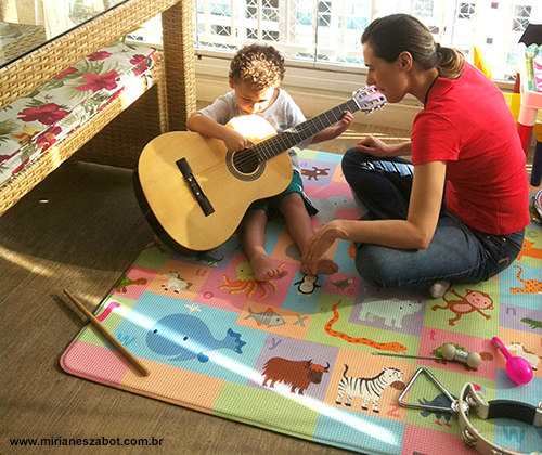  Mirian&ecirc;s Zabot com o aluno Cadu Holanda - 3 anos e meio. <br>
(Aula particular de Musicaliza&ccedil;&atilde;o Infantil. S&atilde;o Paulo &ndash; Setembro/2016). 