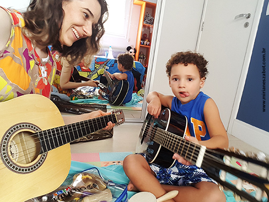  Mirian&ecirc;s Zabot com o aluno Cadu Holanda - 3 anos e meio. <br>
(Aula particular de Musicaliza&ccedil;&atilde;o Infantil. S&atilde;o Paulo &ndash; Dezembro/2016). 