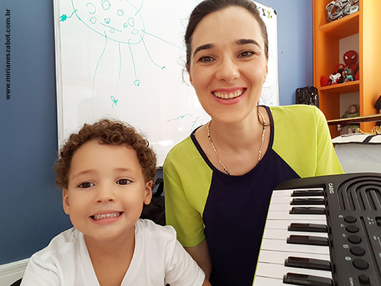  Mirian&ecirc;s Zabot com o aluno Cadu Holanda - 3 anos e meio. <br>
(Aula particular de Musicaliza&ccedil;&atilde;o Infantil. S&atilde;o Paulo &ndash; Dezembro/2016). 