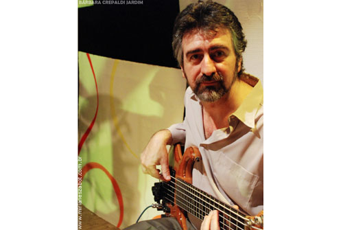 Baixo, arranjos e produ&ccedil;&atilde;o do CD: Itamar Colla&ccedil;o. Fotos: B&aacute;rbara Crepaldi Jardim. (Campinas-SP, 05/10/2008)