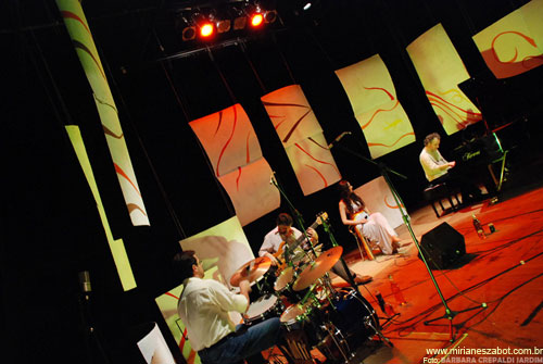 Grava&ccedil;&atilde;o do DVD Mosaico Foto-Prosaico - Mirian&ecirc;s Zabot - Ao Vivo. Voz: Mirian&ecirc;s Zabot | Baixo e arranjos: Itamar Colla&ccedil;o | Piano e arranjos: Marinho Boffa | Bateria e arranjos: Percio Sapia . Audit&oacute;rio do Instituto de Artes da Unicamp. Fotos: B&aacute;rbara Crepaldi Jardim. (Campinas-SP, 05/10/2008)