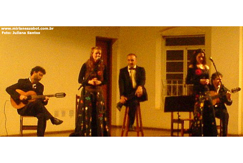 Cantora convidada Mirian&ecirc;s Zabot no espet&aacute;culo teatro-musical Flores Sertanejas, pelo Circuito Cultural Paulista. Elenco/Cantores: Helder Mariani, V&acirc;nia Borges, Mirian&ecirc;s Zabot, Elenco/Viola Caipira: Ademar Farinha, Elenco/Viol&atilde;o 7 cordas: Thomas Howard. Concep&ccedil;&atilde;o e roteiro: Helder Mariani e V&acirc;nia Borges. Dire&ccedil;&atilde;o c&ecirc;nica: Francisco Bretas. Dire&ccedil;&atilde;o Musical: Ademar Farinha. Foto: Juliana Santos (Brotas - S&atilde;o Paulo 14/08/09)