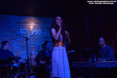 Show Mosaico Foto-Prosaico - Mirian&ecirc;s Zabot. Piano: Anderson Alves, Baixo: Gustavo Sato, Bateria: Jabes. Dire&ccedil;&atilde;o Art&iacute;stica: Vin&iacute;cius Piedade e Mirian&ecirc;s Zabot. Figurino: Deise Cristina Meneguzzi. Hair Stylists: Mauro de Oliveira. Apoio: Blog Acordes de Toninho Spessoto, R&aacute;dio USP FM, R&aacute;dio Web Sem Jab&aacute;. Foto e Filmagem: Monika Mendon&ccedil;a. (S&atilde;o Paulo 16/06/2010 - Ao Vivo Music)
