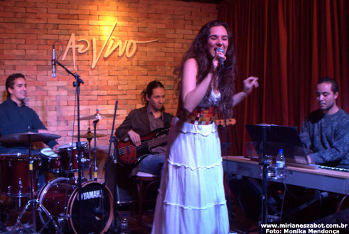 Show Mosaico Foto-Prosaico - Mirian&ecirc;s Zabot. Piano: Anderson Alves, Baixo: Gustavo Sato, Bateria: Jabes. Dire&ccedil;&atilde;o Art&iacute;stica: Vin&iacute;cius Piedade e Mirian&ecirc;s Zabot. Figurino: Deise Cristina Meneguzzi. Hair Stylists: Mauro de Oliveira. Apoio: Blog Acordes de Toninho Spessoto, R&aacute;dio USP FM, R&aacute;dio Web Sem Jab&aacute;. Foto e Filmagem: Monika Mendon&ccedil;a. (S&atilde;o Paulo 16/06/2010 - Ao Vivo Music)