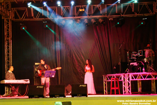 Abertura do X Festival de Inverno de Amparo - Show Mosaico Foto-Prosaico - Mirian&ecirc;s Zabot. Piano: Anderson Alves, Baixo: Gustavo Sato, Bateria: Jabes, Part. Esp. Sandro Dornelles. Dire&ccedil;&atilde;o Art&iacute;stica: Vin&iacute;cius Piedade e Mirian&ecirc;s Zabot. Figurino: Deise Cristina Meneguzzi. Hair Stylists: Mauro de Oliveira. Realiza&ccedil;&atilde;o: Prefeitura Municipal de Ampraro. Foto: Sandro Dornelles. (Amparo/SP 03/07/2010 - Palco da R&aacute;dio)