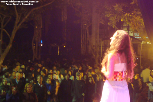 Abertura do X Festival de Inverno de Amparo - Show Mosaico Foto-Prosaico - Mirian&ecirc;s Zabot. Piano: Anderson Alves, Baixo: Gustavo Sato, Bateria: Jabes, Part. Esp. Sandro Dornelles. Dire&ccedil;&atilde;o Art&iacute;stica: Vin&iacute;cius Piedade e Mirian&ecirc;s Zabot. Figurino: Deise Cristina Meneguzzi. Hair Stylists: Mauro de Oliveira. Realiza&ccedil;&atilde;o: Prefeitura Municipal de Ampraro. Foto: Sandro Dornelles. (Amparo/SP 03/07/2010 - Palco da R&aacute;dio)