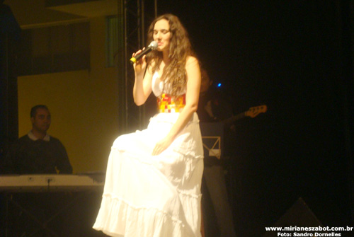 Abertura do X Festival de Inverno de Amparo - Show Mosaico Foto-Prosaico - Mirian&ecirc;s Zabot. Piano: Anderson Alves, Baixo: Gustavo Sato, Bateria: Jabes, Part. Esp. Sandro Dornelles. Dire&ccedil;&atilde;o Art&iacute;stica: Vin&iacute;cius Piedade e Mirian&ecirc;s Zabot. Figurino: Deise Cristina Meneguzzi. Hair Stylists: Mauro de Oliveira. Realiza&ccedil;&atilde;o: Prefeitura Municipal de Ampraro. Foto: Sandro Dornelles. (Amparo/SP 03/07/2010 - Palco da R&aacute;dio)