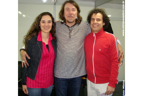 Lenine subiu ao palco do X Festival de Inverno de Amparo logo ap&oacute;s ao Show Mosaico Foto-Prosaico - Mirian&ecirc;s Zabot. Na foto Lenine, Mirian&ecirc;s Zabot e Sandro Dornelles. Foto: Monica (Amparo/SP 03/07/2010)