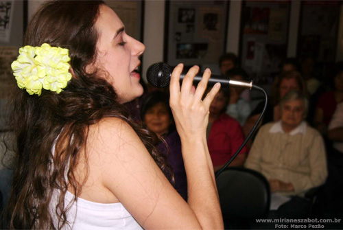 Part. Mirian&ecirc;s Zabot, no Sarau L&iacute;tero Dram&aacute;tico e Musical. Ao viol&atilde;o Sandro Dornelles. Foto: Marco Pez&atilde;o (Casa de Cultura do Butant&atilde; - S&atilde;o Paulo 06/03/2010)