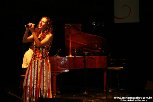 Show de Lan&ccedil;amento CD e DVD Mosaico Foto-Prosaico - Mirian&ecirc;s Zabot. Piano: Marinho Boff&aacute;, Baixo: Gustavo Sato, Bateria: Jabes. Dire&ccedil;&atilde;o Art&iacute;stica: Vin&iacute;cius Piedade e Mirian&ecirc;s Zabot. Figurino: Deise Cristina Meneguzzi. Hair Stylists: Mauro de Oliveira. Cen&aacute;rio: Natalia Reis e Cyntia Ueda. Realiza&ccedil;&atilde;o: CCSP e Prefeitura de S&atilde;o Paulo - Secretaria de Cultura. Foto: Ariadne Durante. (S&atilde;o Paulo 01/04/2010 - Centro Cultural S&atilde;o Paulo)