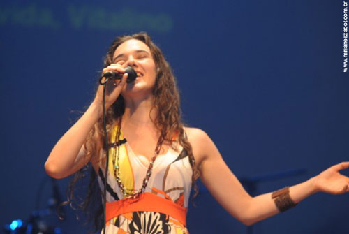 4&ordm; Lugar no 44&ordm; FEMUP - Mirian&ecirc;s Zabot interpreta Vita, Vitalino (Sandro Dornelles/Luis Pimentel) Viol&atilde;o: Sandro Dornelles / Baixo: Sandro Livahck / Percuss&atilde;o: Glau (Funda&ccedil;&atilde;o Cultural de Paranava&iacute; - Paranava&iacute; - PR, 13 e 14/11/09)