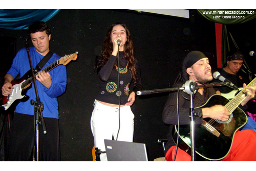III Sarau OctOpus Galdino - Part. Mirian&ecirc;s Zabot, cantando a M&uacute;sica Hedonista. Ao lado Galldino, Peter Mesquita e Fernando Diniz. Foto: Clara Medina (Villaggio Caf&eacute; - S&atilde;o Paulo - 19/06/2009)