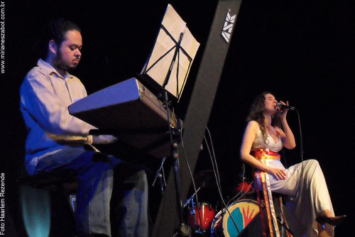 (Juazeiro do Norte/CE 23/09/2010 - Centro Cultural do Banco do Nordeste - Cariri)
Show Mosaico Foto-Prosaico - Mirian&ecirc;s Zabot na IV Mostra BNB da Can&ccedil;&atilde;o Brasileira Independente. Piano: Felipe Siles. Dire&ccedil;&atilde;o Art&iacute;stica: Vin&iacute;cius Piedade e Mirian&ecirc;s Zabot. Figurino: Deise Cristina Meneguzzi. Hair Stylists: Mauro de Oliveira. Foto: Haarlem Rezende.