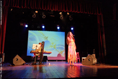 (Sousa/PB 24/09/2010 - Centro Cultural do Banco do Nordeste)
Show Mosaico Foto-Prosaico - Mirian&ecirc;s Zabot na IV Mostra BNB da Can&ccedil;&atilde;o Brasileira Independente. Piano: Felipe Siles. Dire&ccedil;&atilde;o Art&iacute;stica: Vin&iacute;cius Piedade e Mirian&ecirc;s Zabot. Figurino: Deise Cristina Meneguzzi. Hair Stylists: Mauro de Oliveira. Foto: Rodrigo de Paula.