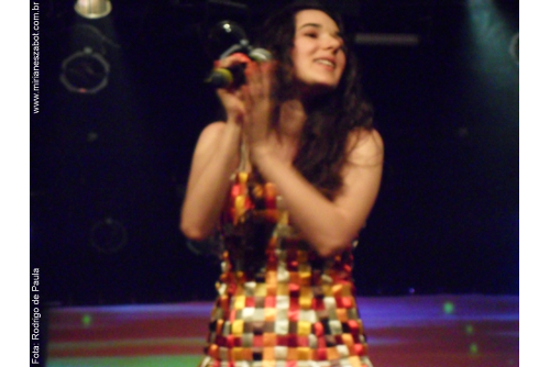 (Sousa/PB 24/09/2010 - Centro Cultural do Banco do Nordeste)
Show Mosaico Foto-Prosaico - Mirian&ecirc;s Zabot na IV Mostra BNB da Can&ccedil;&atilde;o Brasileira Independente. Piano: Felipe Siles. Dire&ccedil;&atilde;o Art&iacute;stica: Vin&iacute;cius Piedade e Mirian&ecirc;s Zabot. Figurino: Deise Cristina Meneguzzi. Hair Stylists: Mauro de Oliveira. Foto: Rodrigo de Paula.