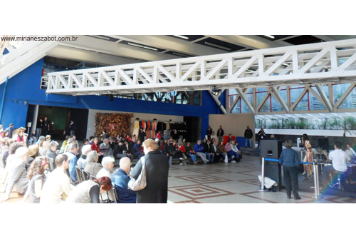 (S&atilde;o Paulo 12/10/2010 - Sesc Vila Mariana)
Show Mosaico Foto-Prosaico - Mirian&ecirc;s Zabot. Piano: Felipe Siles, Baixo: Gustavo Sato, Bateria: Jabes Felipe. Dire&ccedil;&atilde;o Art&iacute;stica: Vin&iacute;cius Piedade e Mirian&ecirc;s Zabot. Figurino: Deise Cristina Meneguzzi. Hair Stylists: Mauro de Oliveira. Produ&ccedil;&atilde;o: Fran Carlo Produ&ccedil;&otilde;es.