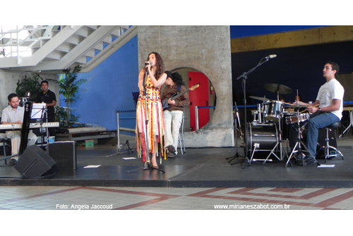 (S&atilde;o Paulo 12/10/2010 - Sesc Vila Mariana)
Show Mosaico Foto-Prosaico - Mirian&ecirc;s Zabot. Piano: Felipe Siles, Baixo: Gustavo Sato, Bateria: Jabes Felipe. Dire&ccedil;&atilde;o Art&iacute;stica: Vin&iacute;cius Piedade e Mirian&ecirc;s Zabot. Figurino: Deise Cristina Meneguzzi. Hair Stylists: Mauro de Oliveira. Produ&ccedil;&atilde;o: Fran Carlo Produ&ccedil;&otilde;es. Foto: Angela Jaccoud.