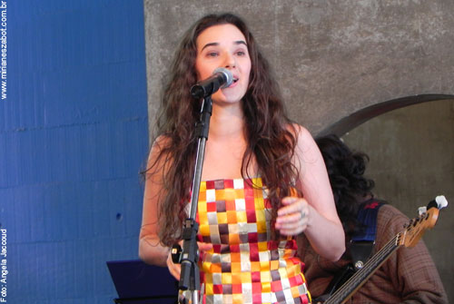 (S&atilde;o Paulo 12/10/2010 - Sesc Vila Mariana)
Show Mosaico Foto-Prosaico - Mirian&ecirc;s Zabot. Piano: Felipe Siles, Baixo: Gustavo Sato, Bateria: Jabes Felipe. Dire&ccedil;&atilde;o Art&iacute;stica: Vin&iacute;cius Piedade e Mirian&ecirc;s Zabot. Figurino: Deise Cristina Meneguzzi. Hair Stylists: Mauro de Oliveira. Produ&ccedil;&atilde;o: Fran Carlo Produ&ccedil;&otilde;es. Foto: Angela Jaccoud.