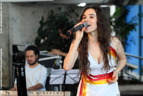 (S&atilde;o Paulo 17/10/2010 - Sesc Vila Mariana)
Show Mosaico Foto-Prosaico - Mirian&ecirc;s Zabot. Piano: Felipe Siles, Baixo: Gustavo Sato, Bateria: Jabes Felipe. Dire&ccedil;&atilde;o Art&iacute;stica: Vin&iacute;cius Piedade e Mirian&ecirc;s Zabot. Figurino: Deise Cristina Meneguzzi. Hair Stylists: Mauro de Oliveira. Produ&ccedil;&atilde;o: Fran Carlo Produ&ccedil;&otilde;es. Foto: Vinicius Campos.