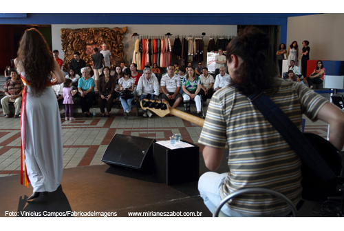 (S&atilde;o Paulo 17/10/2010 - Sesc Vila Mariana)
Show Mosaico Foto-Prosaico - Mirian&ecirc;s Zabot. Piano: Felipe Siles, Baixo: Gustavo Sato, Bateria: Jabes Felipe. Dire&ccedil;&atilde;o Art&iacute;stica: Vin&iacute;cius Piedade e Mirian&ecirc;s Zabot. Figurino: Deise Cristina Meneguzzi. Hair Stylists: Mauro de Oliveira. Produ&ccedil;&atilde;o: Fran Carlo Produ&ccedil;&otilde;es. Foto: Vinicius Campos.