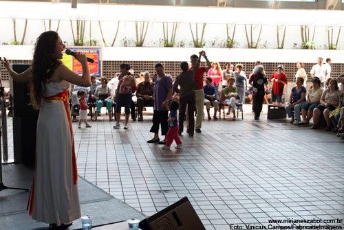 (S&atilde;o Paulo 17/10/2010 - Sesc Vila Mariana)
Show Mosaico Foto-Prosaico - Mirian&ecirc;s Zabot. Piano: Felipe Siles, Baixo: Gustavo Sato, Bateria: Jabes Felipe. Dire&ccedil;&atilde;o Art&iacute;stica: Vin&iacute;cius Piedade e Mirian&ecirc;s Zabot. Figurino: Deise Cristina Meneguzzi. Hair Stylists: Mauro de Oliveira. Produ&ccedil;&atilde;o: Fran Carlo Produ&ccedil;&otilde;es. Foto: Vinicius Campos.