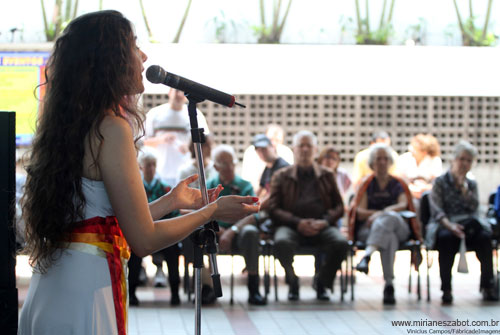 (S&atilde;o Paulo 17/10/2010 - Sesc Vila Mariana)
Show Mosaico Foto-Prosaico - Mirian&ecirc;s Zabot. Piano: Felipe Siles, Baixo: Gustavo Sato, Bateria: Jabes Felipe. Dire&ccedil;&atilde;o Art&iacute;stica: Vin&iacute;cius Piedade e Mirian&ecirc;s Zabot. Figurino: Deise Cristina Meneguzzi. Hair Stylists: Mauro de Oliveira. Produ&ccedil;&atilde;o: Fran Carlo Produ&ccedil;&otilde;es. Foto: Vinicius Campos.