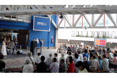 (S&atilde;o Paulo 04/12/2010 - Sesc Vila Mariana) Show Mosaico Foto-Prosaico - Mirian&ecirc;s Zabot. Piano: Felipe Siles, Baixo: Gustavo Sato, Bateria: Jabes Felipe. Dire&ccedil;&atilde;o Art&iacute;stica: Vin&iacute;cius Piedade e Mirian&ecirc;s Zabot. Figurino: Deise Cristina Meneguzzi. Hair Stylists: Mauro de Oliveira. Produ&ccedil;&atilde;o: Fran Carlo Produ&ccedil;&otilde;es.