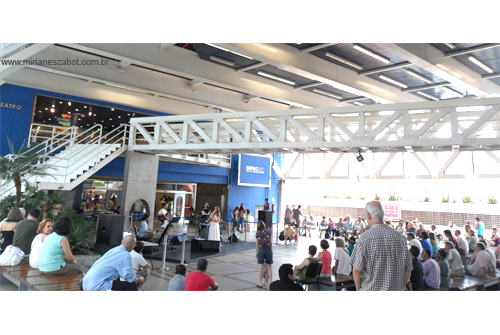 (S&atilde;o Paulo 04/12/2010 - Sesc Vila Mariana) Show Mosaico Foto-Prosaico - Mirian&ecirc;s Zabot. Piano: Felipe Siles, Baixo: Gustavo Sato, Bateria: Jabes Felipe. Dire&ccedil;&atilde;o Art&iacute;stica: Vin&iacute;cius Piedade e Mirian&ecirc;s Zabot. Figurino: Deise Cristina Meneguzzi. Hair Stylists: Mauro de Oliveira. Produ&ccedil;&atilde;o: Fran Carlo Produ&ccedil;&otilde;es.