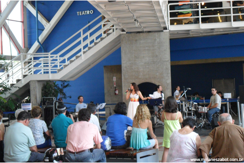 (S&atilde;o Paulo 04/12/2010 - Sesc Vila Mariana) Show Mosaico Foto-Prosaico - Mirian&ecirc;s Zabot. Piano: Felipe Siles, Baixo: Gustavo Sato, Bateria: Jabes Felipe. Dire&ccedil;&atilde;o Art&iacute;stica: Vin&iacute;cius Piedade e Mirian&ecirc;s Zabot. Figurino: Deise Cristina Meneguzzi. Hair Stylists: Mauro de Oliveira. Produ&ccedil;&atilde;o: Fran Carlo Produ&ccedil;&otilde;es.