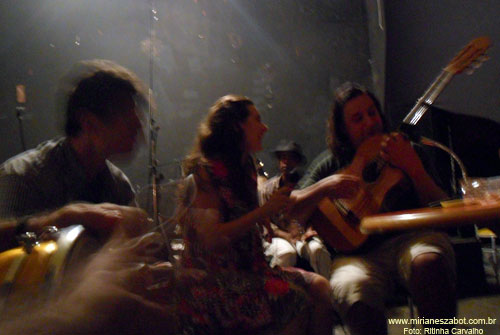 Renato Braz e Mirian&ecirc;s Zabot cantando. Percuss&atilde;o: Paulinho Grassmann e Andr&eacute;. Foto: Ritinha Carvalho (S&atilde;o Paulo 09/01/2011 - Lua Nova)
