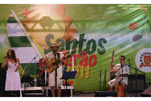 Part. Mirian&ecirc;s Zabot no show do Trio Kaanoa. Viol&atilde;o: Zellus Machado, Percuss&atilde;o: Mauro Fecco. Foto: Roberto Melchior (Santos 17/01/2011 - Tenda 4 no Santos Ver&atilde;o 2011)