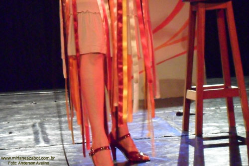 (S&atilde;o Paulo 18/03/2011 - Teatro da Vila) Show Mosaico Foto-Prosaico - Mirian&ecirc;s Zabot. Piano: Felipe Siles. Dire&ccedil;&atilde;o Art&iacute;stica: Vin&iacute;cius Piedade e Mirian&ecirc;s Zabot. Figurino: Deise Cristina Meneguzzi. Hair Stylists: Mauro de Oliveira. Cen&aacute;rio: Natalia Reis e Cyntia Ueda. Realiza&ccedil;&atilde;o: Raso da Catarina. Fotos: Anderson Avelino.