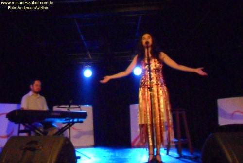 (S&atilde;o Paulo 18/03/2011 - Teatro da Vila) Show Mosaico Foto-Prosaico - Mirian&ecirc;s Zabot. Piano: Felipe Siles. Dire&ccedil;&atilde;o Art&iacute;stica: Vin&iacute;cius Piedade e Mirian&ecirc;s Zabot. Figurino: Deise Cristina Meneguzzi. Hair Stylists: Mauro de Oliveira. Cen&aacute;rio: Natalia Reis e Cyntia Ueda. Realiza&ccedil;&atilde;o: Raso da Catarina. Fotos: Anderson Avelino.
