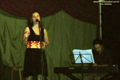 (S&atilde;o Paulo 09/04/2011 - Novo Lua Nova) Show Mosaico Foto-Prosaico - Mirian&ecirc;s Zabot. Part. Especial: Nikk Gutierrez. Piano: Felipe Siles. Dire&ccedil;&atilde;o Art&iacute;stica: Vin&iacute;cius Piedade e Mirian&ecirc;s Zabot. Figurino: Deise Cristina Meneguzzi. Hair Stylists: Mauro de Oliveira. Fotos: Michelle.