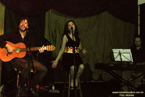 (S&atilde;o Paulo 09/04/2011 - Novo Lua Nova) Show Mosaico Foto-Prosaico - Mirian&ecirc;s Zabot. Part. Especial: Nikk Gutierrez. Piano: Felipe Siles. Dire&ccedil;&atilde;o Art&iacute;stica: Vin&iacute;cius Piedade e Mirian&ecirc;s Zabot. Figurino: Deise Cristina Meneguzzi. Hair Stylists: Mauro de Oliveira. Fotos: Michelle.