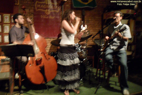 Part. Mirian&ecirc;s Zabot no do Trio da Ema (Viol&atilde;o: Marcelo Romero, Bateria: Emilio Ribeiro, Baixo: Davi Martin). Foto: Felipe Siles (S&atilde;o Paulo 19/02/2011 - Magn&oacute;lia Villa Bar)