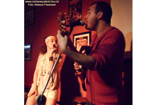 Part. Mirian&ecirc;s Zabot no show J&aacute; &Eacute; de Andr&eacute; Fernandes e Thiago Augusto. Acess&oacute;rios/Faixa: Milena Silveira. Foto: Rebeca Friedmann (S&atilde;o Paulo 23/04/2011 - Baga&ccedil;a Botequim)