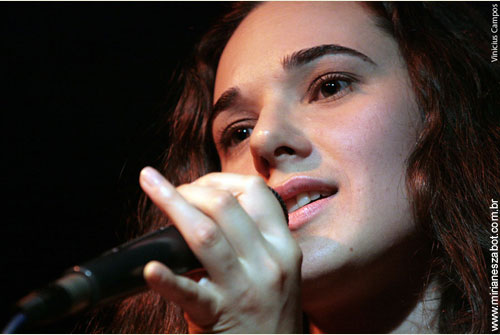 III Pocket-Shows de pr&eacute;-lan&ccedil;amento dos Cds Mosaico Foto-Prosaico de Mirian&ecirc;s Zabot e A Kind Of Bossa de Rodrigo Del Arc ao viol&atilde;o Leandro Brenner. Foto por Vin&iacute;cius Campos. (Villaggio Caf&eacute; - S&atilde;o Paulo - 22/11/2008)