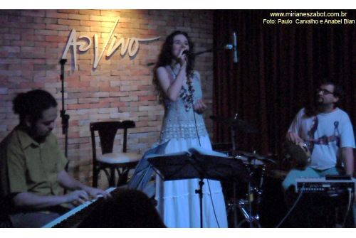 (S&atilde;o Paulo 23/06/2011 - Ao Vivo Music) Pr&eacute;-Estreia no NOVO Show Minha Terra Alheia - Mirian&ecirc;s Zabot. Piano: Felipe Siles. Percuss&atilde;o: Emilio Martins. Dire&ccedil;&atilde;o Art&iacute;stica: Vin&iacute;cius Piedade e Mirian&ecirc;s Zabot. Hair Stylists: Mauro de Oliveira. Fotos: Paulo Carvalho e Anabel Bian.