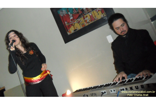(S&atilde;o Paulo 09/06/2011 - Ponto do livro - Livraria, caf&eacute; e arte) Show Mosaico Foto-Prosaico - Mirian&ecirc;s Zabot. Piano: Felipe Siles. Dire&ccedil;&atilde;o Art&iacute;stica: Vin&iacute;cius Piedade e Mirian&ecirc;s Zabot. Figurino: Deise Cristina Meneguzzi. Hair Stylists: Mauro de Oliveira. Fotos: Charles Brait.