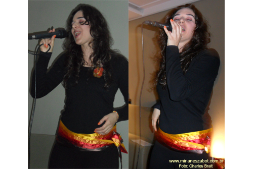 (S&atilde;o Paulo 09/06/2011 - Ponto do livro - Livraria, caf&eacute; e arte) Show Mosaico Foto-Prosaico - Mirian&ecirc;s Zabot. Piano: Felipe Siles. Dire&ccedil;&atilde;o Art&iacute;stica: Vin&iacute;cius Piedade e Mirian&ecirc;s Zabot. Figurino: Deise Cristina Meneguzzi. Hair Stylists: Mauro de Oliveira. Fotos: Charles Brait.