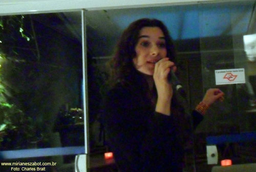(S&atilde;o Paulo 09/06/2011 - Ponto do livro - Livraria, caf&eacute; e arte) Show Mosaico Foto-Prosaico - Mirian&ecirc;s Zabot. Piano: Felipe Siles. Dire&ccedil;&atilde;o Art&iacute;stica: Vin&iacute;cius Piedade e Mirian&ecirc;s Zabot. Figurino: Deise Cristina Meneguzzi. Hair Stylists: Mauro de Oliveira. Fotos: Charles Brait.