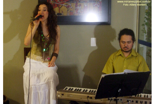 (S&atilde;o Paulo 22/07/2011 - Ponto do livro - Livraria, caf&eacute; e arte) Pr&eacute;-Estreia no NOVO Show Minha Terra Alheia - Mirian&ecirc;s Zabot. Piano: Felipe Siles. Percuss&atilde;o: Carlos Brito Jr. Hair Stylists: Mauro de Oliveira. Fotos: Altiery Monteiro.
